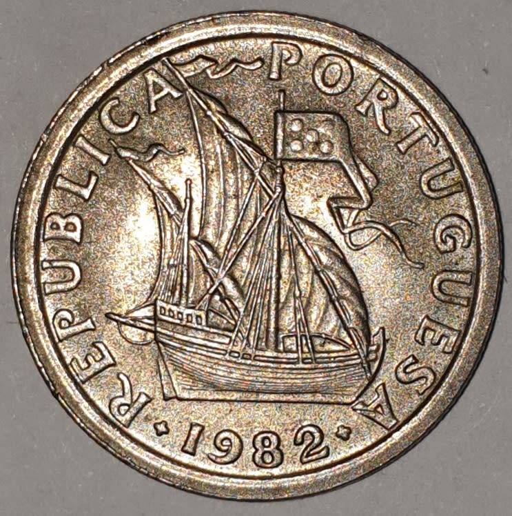 1982 - 2.5 ESCUDOS - 2$50 - 2 1/2 - PORTUGAL - PORTUGUESA - KM#590 - COPPER-NICKEL - PORTUGUESE